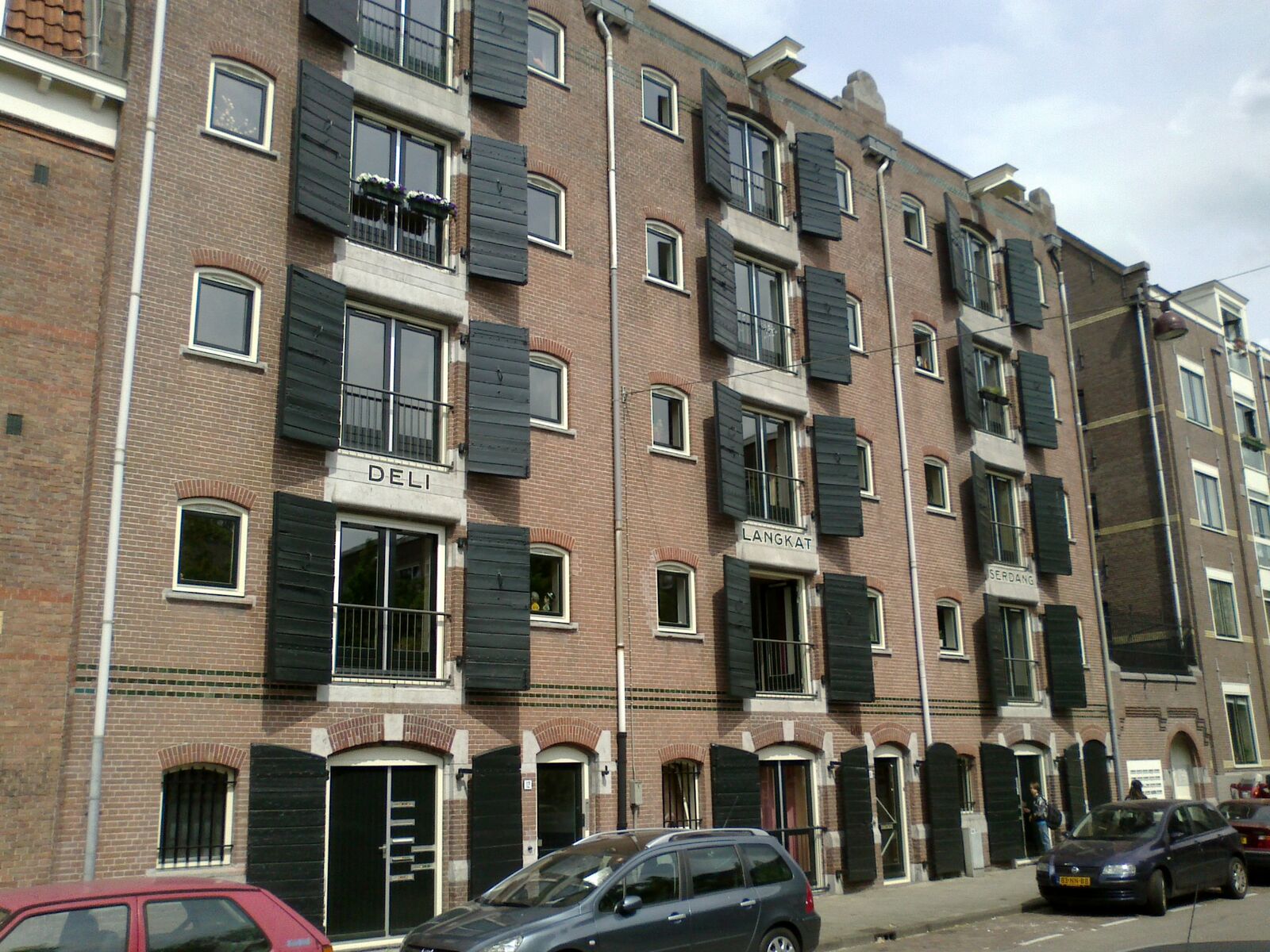 Pakhuis met groene luiken na het schilderwerk