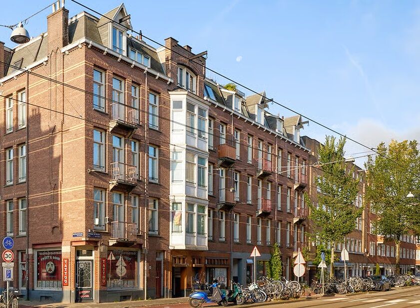 Amsterdams hoekpand met erkers na het buitenschilderwerk