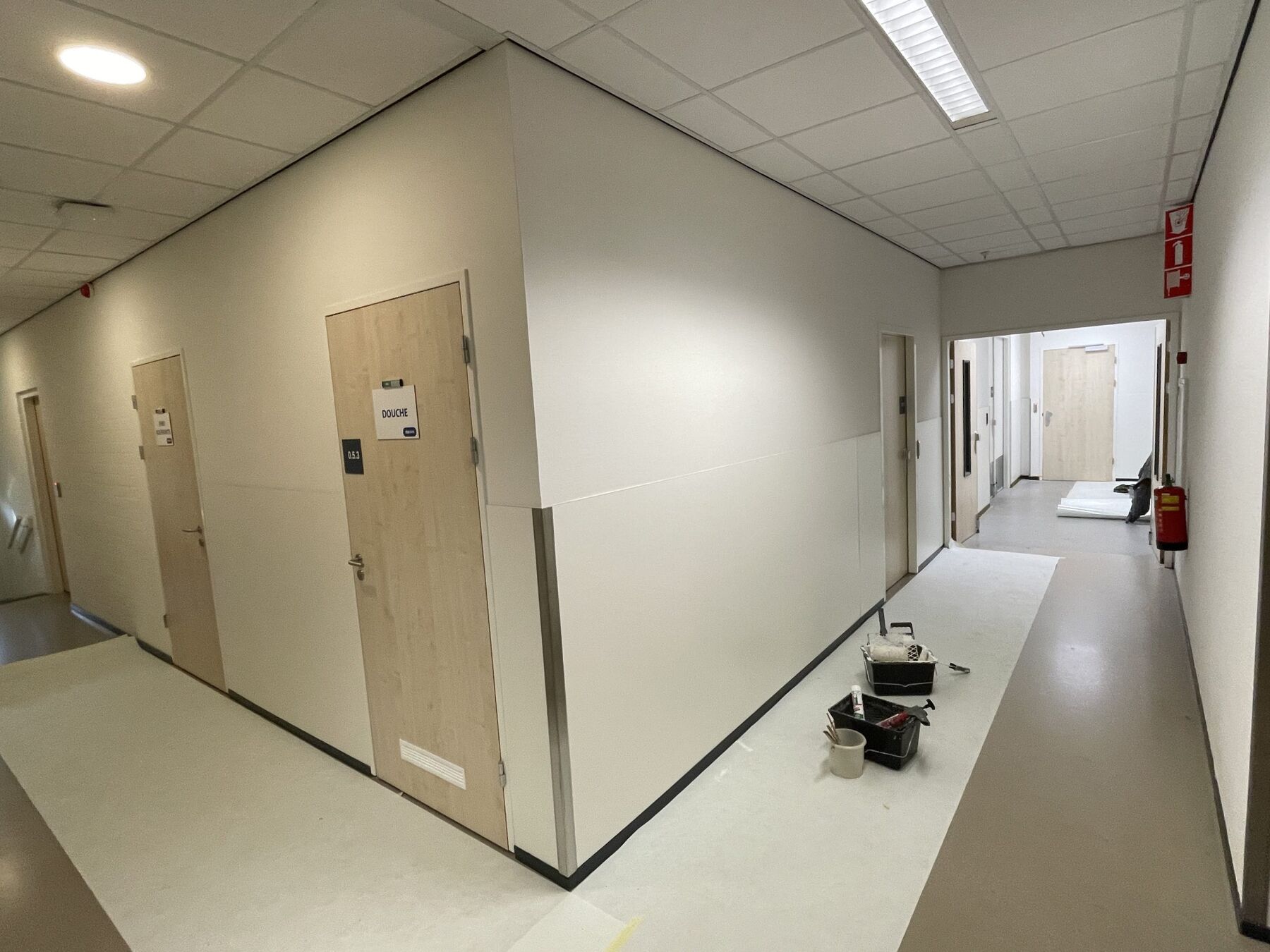 Kantoorgang met nieuw geschilderde wanden en deuren