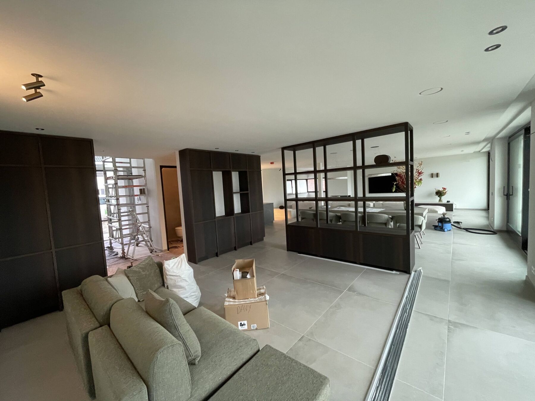 Opgeleverd interieur met strak afgewerkte wanden en plafond