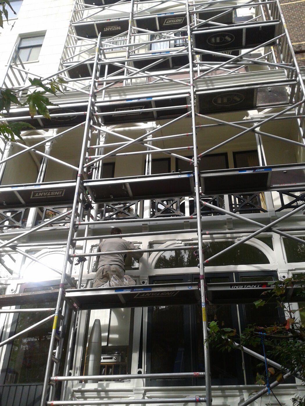 Steiger langs balkons van een woongebouw