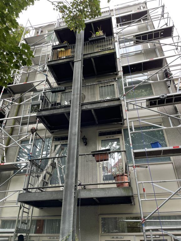 Steiger langs galerijen van een woongebouw