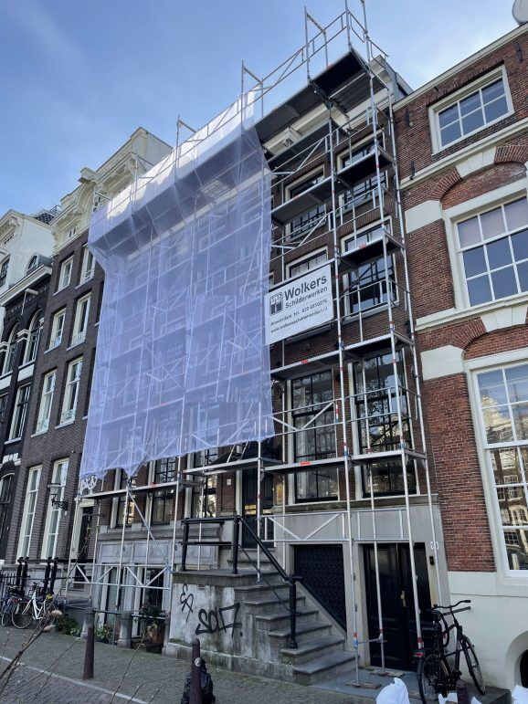 Steiger met Wolkers-doek aan een Amsterdamse gracht