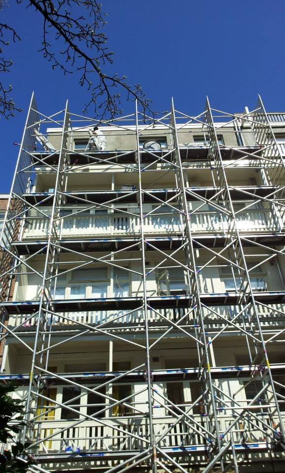 Steiger voor een herenhuis met balkons
