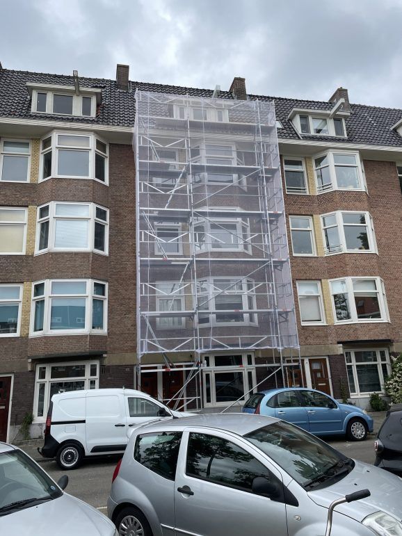 Steiger met doek voor een portiekwoning
