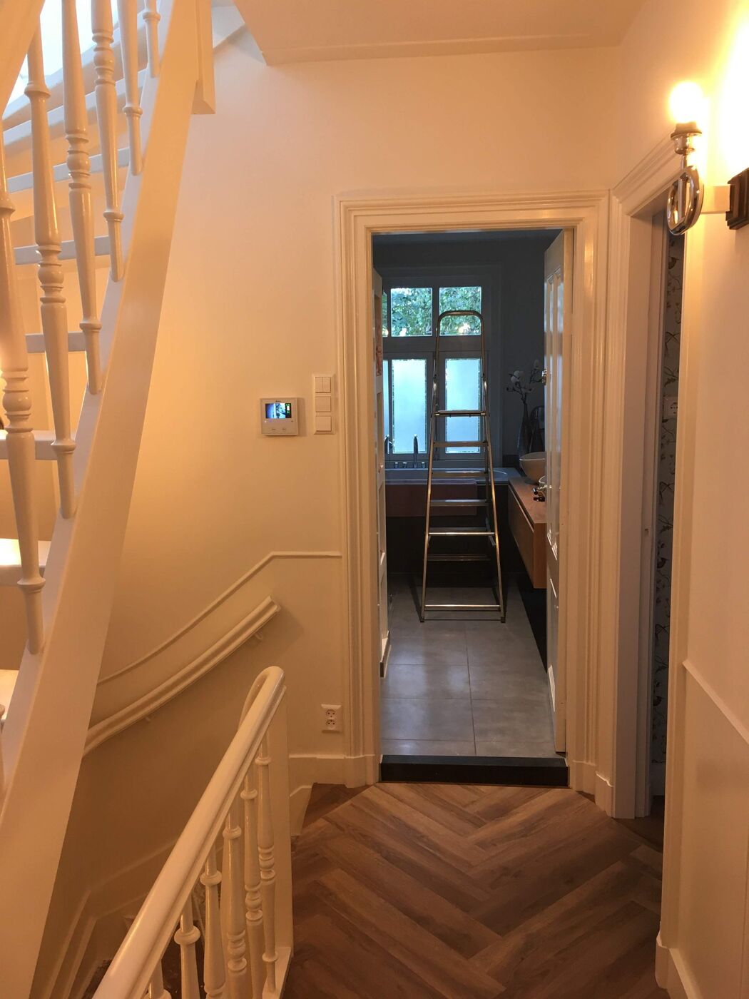 Geschilderd trappenhuis met gelakte trap in een Amsterdams woonhuis